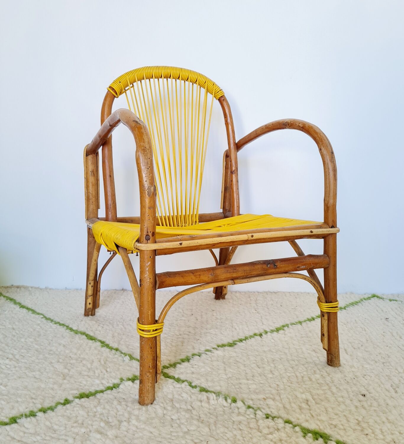 Children's chair wood and yellow scoubidou