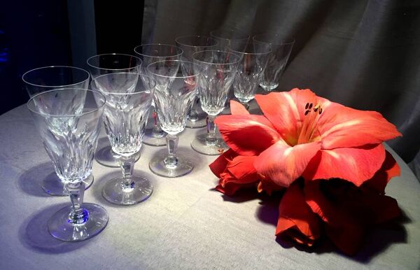 Suite de 11 verres a pied a vin rouge baccarat modele carcassonne