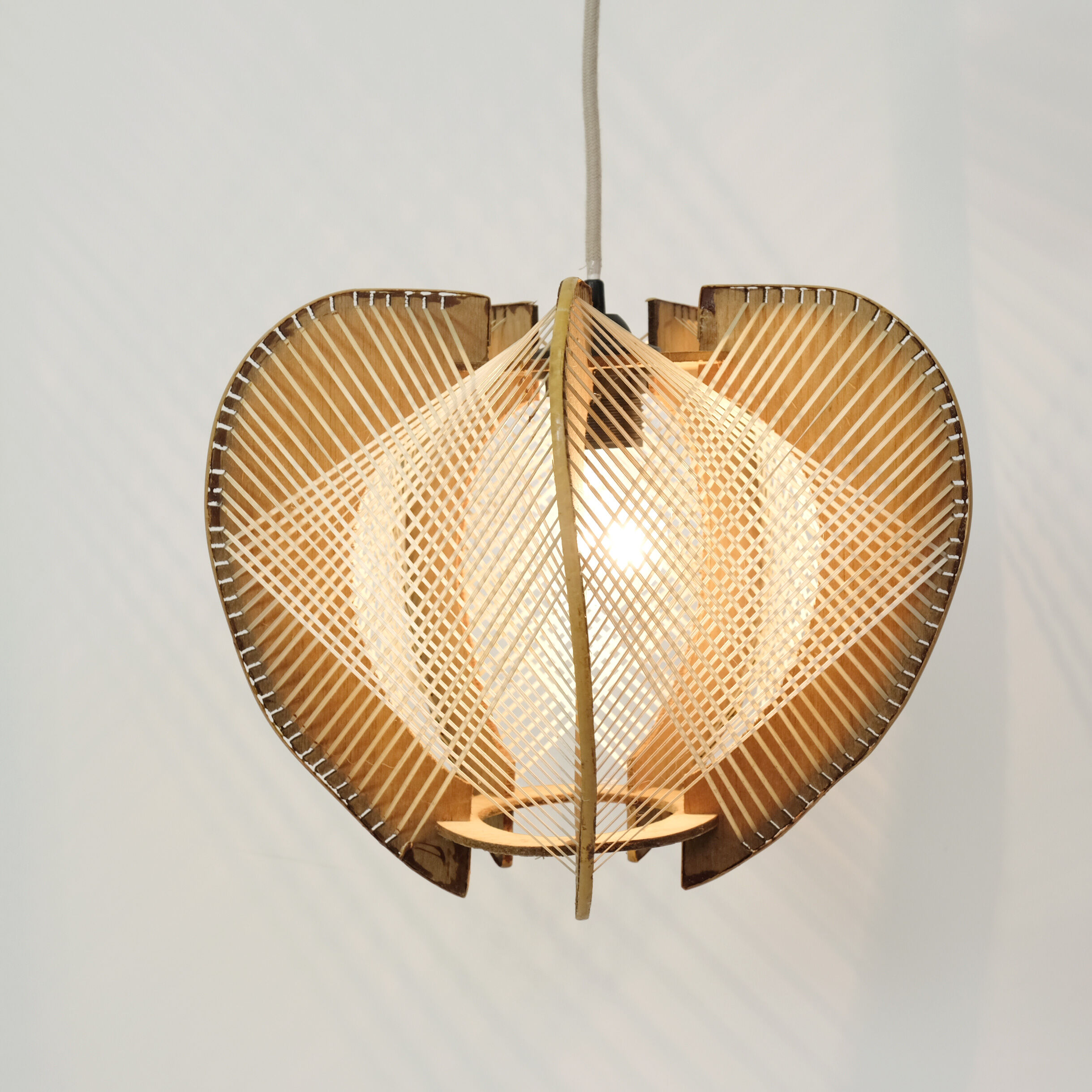 Suspension fil et bois des années 60-70