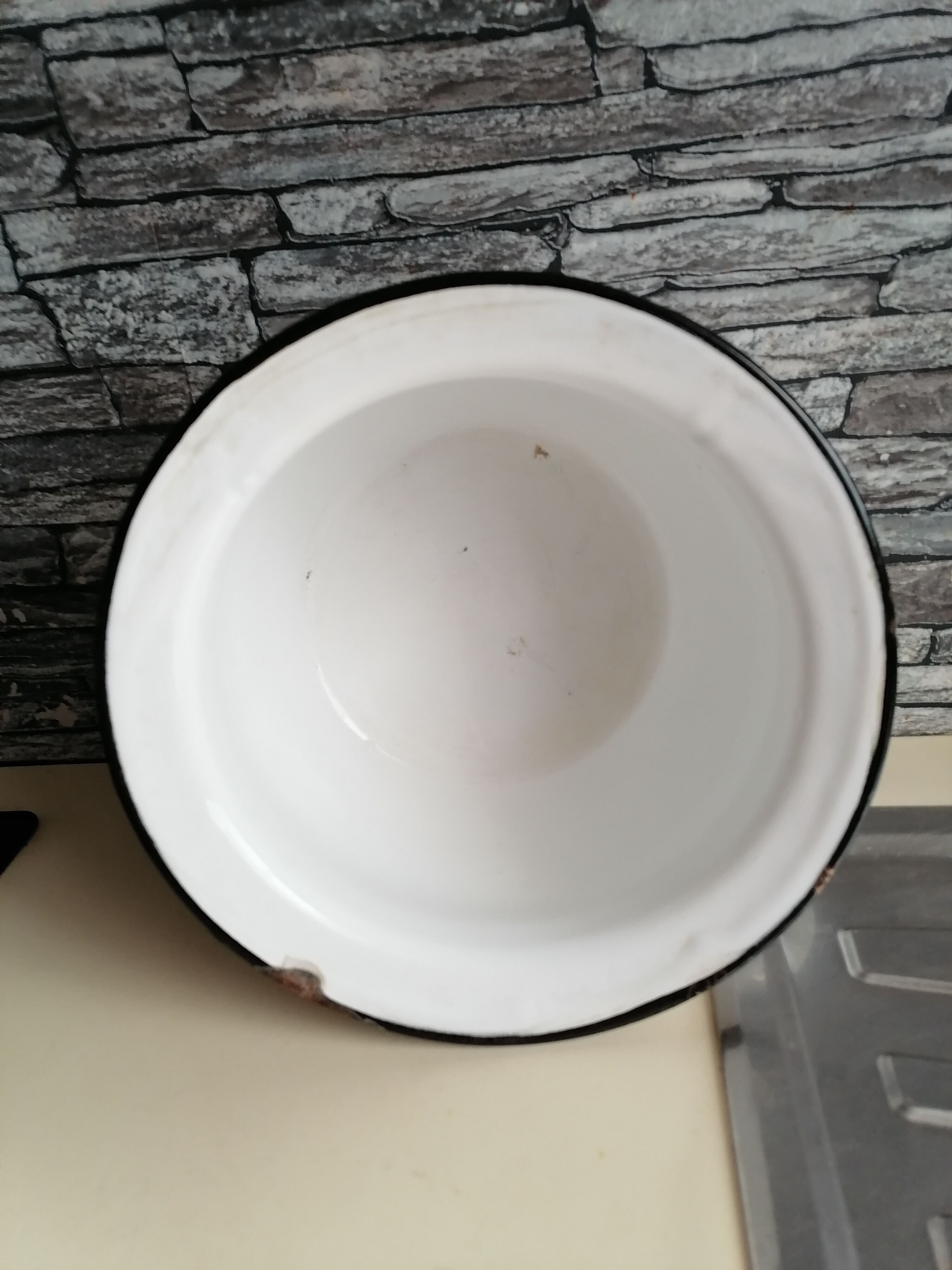 1900 white enamelled pot