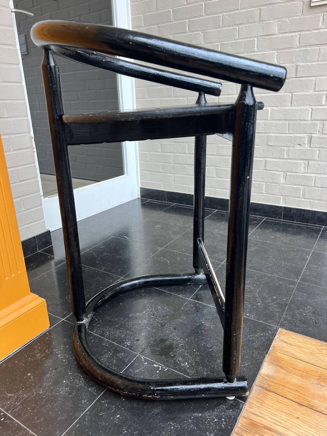 Allmilmö vintage high chair 1980 – postmodern design in curved oak