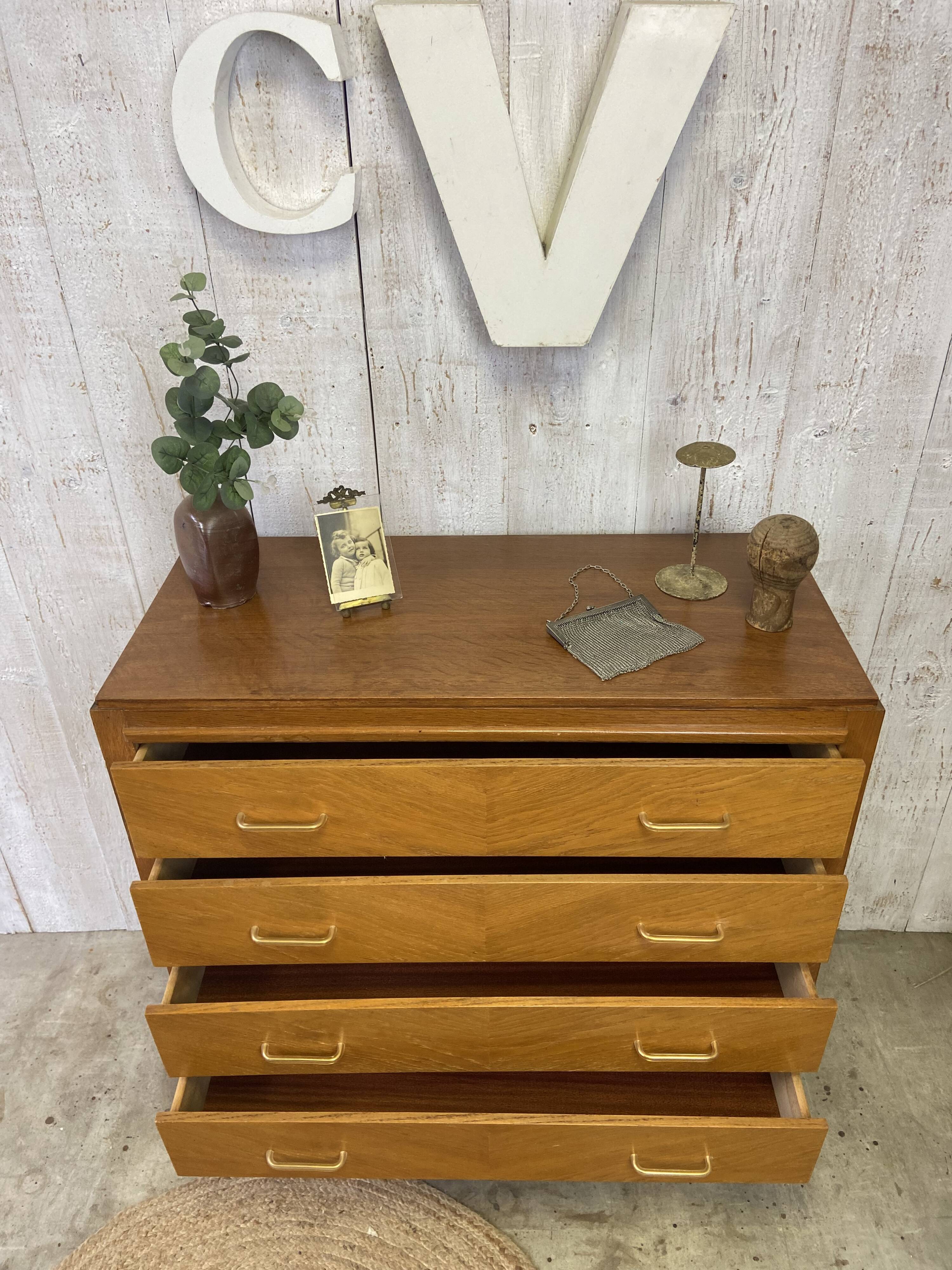Commode aux pieds compas
