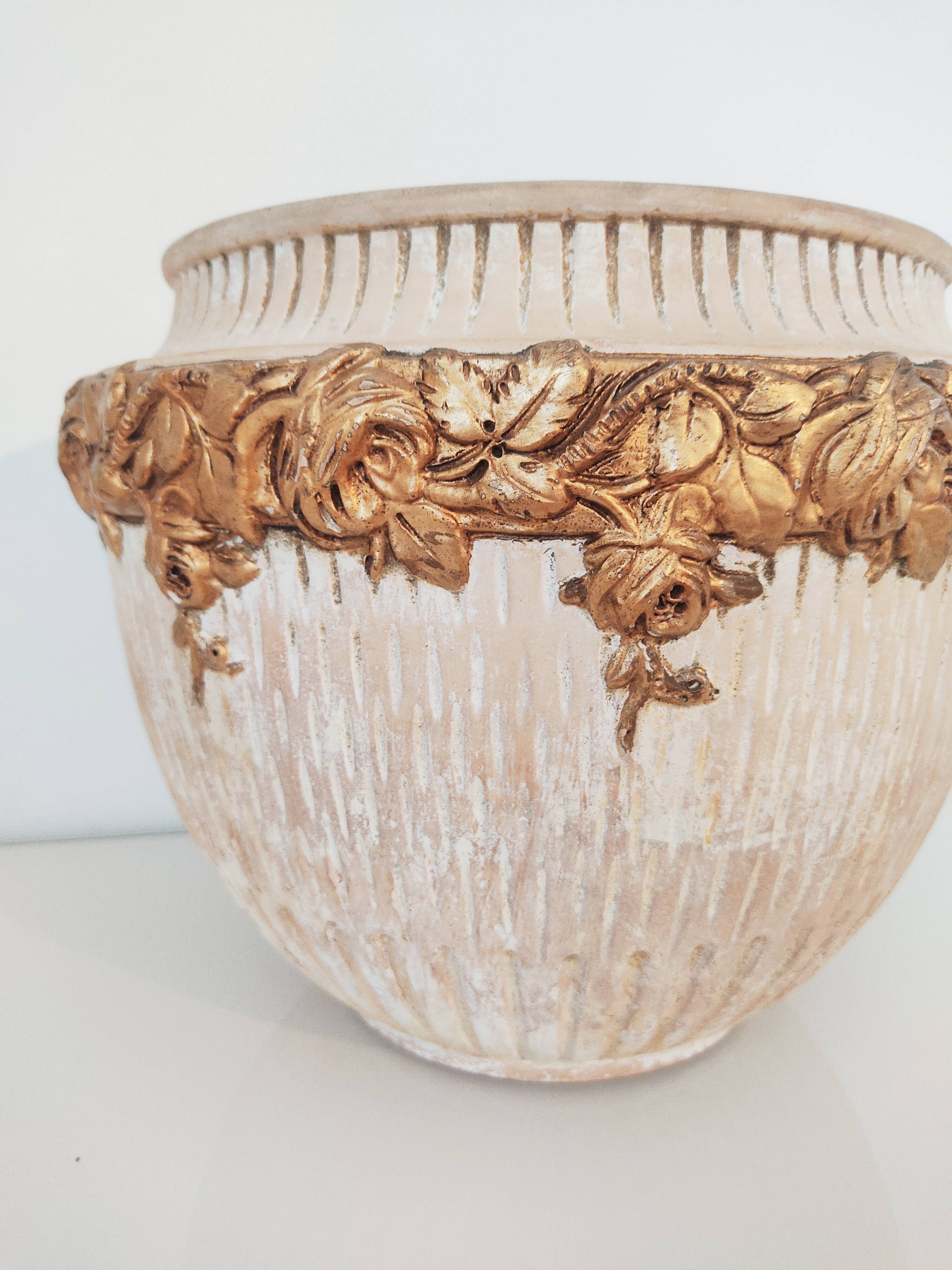 Terracotta pot cache golden flowers