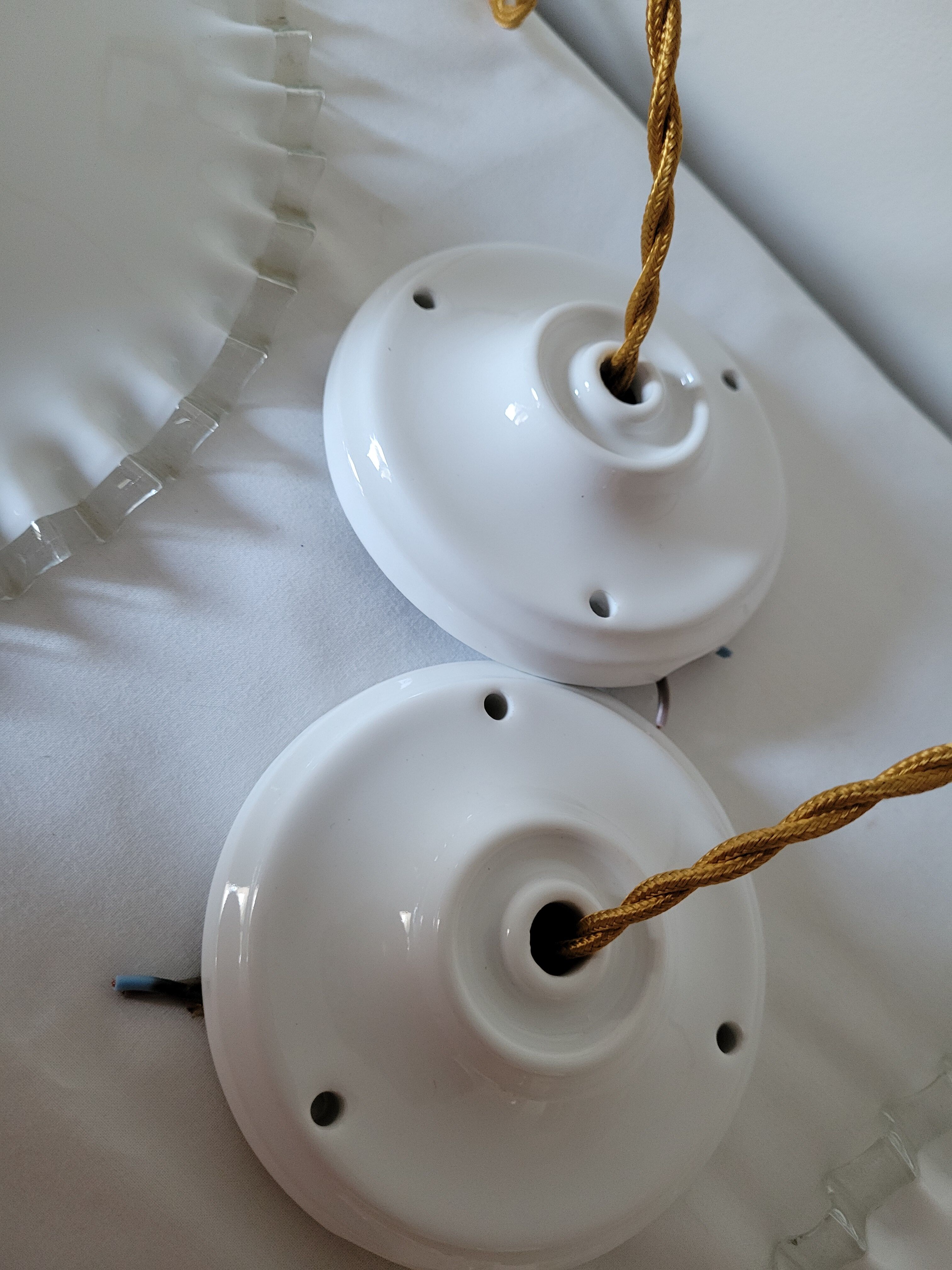 Duo de suspensions en opaline dentelée