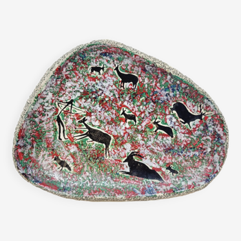 Assiette décorative en céramique émaillée plâtre  décor chasse préhistorique