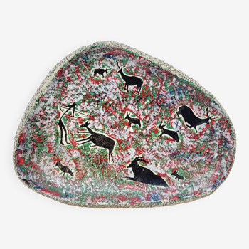 Decorative plate in glazed ceramic plaster? Prehistoric hunting décor