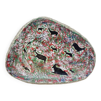 Decorative plate in glazed ceramic plaster? Prehistoric hunting décor