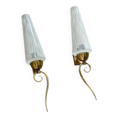 Paire d'appliques murales anciennes en laiton et tulipe verre strié blanc