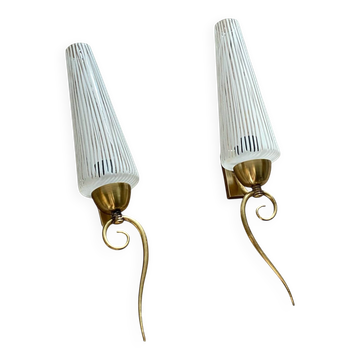 Paire d'appliques murales anciennes en laiton et tulipe verre strié blanc