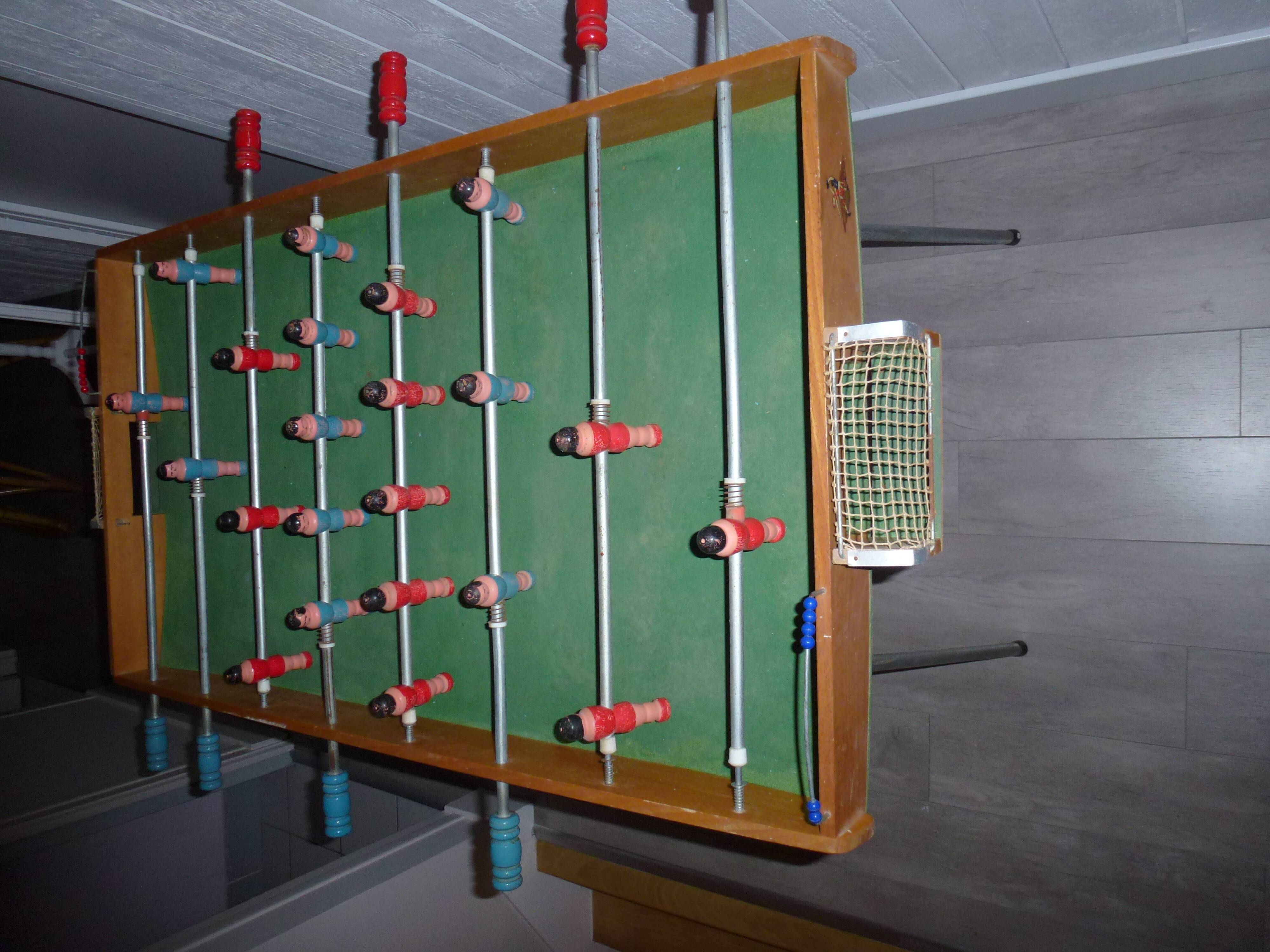 Pretty baby-foot child brand samub vintage year 60 in very good condition seen in years. bars slide very well.  all the colors are original.  with the goals 1.05 width 54cm top length 78cm