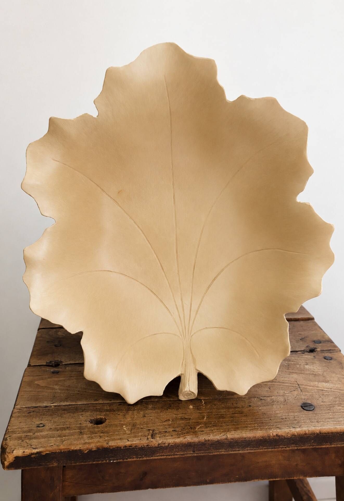 Large fruit bowl, leaf-shaped • Vintage