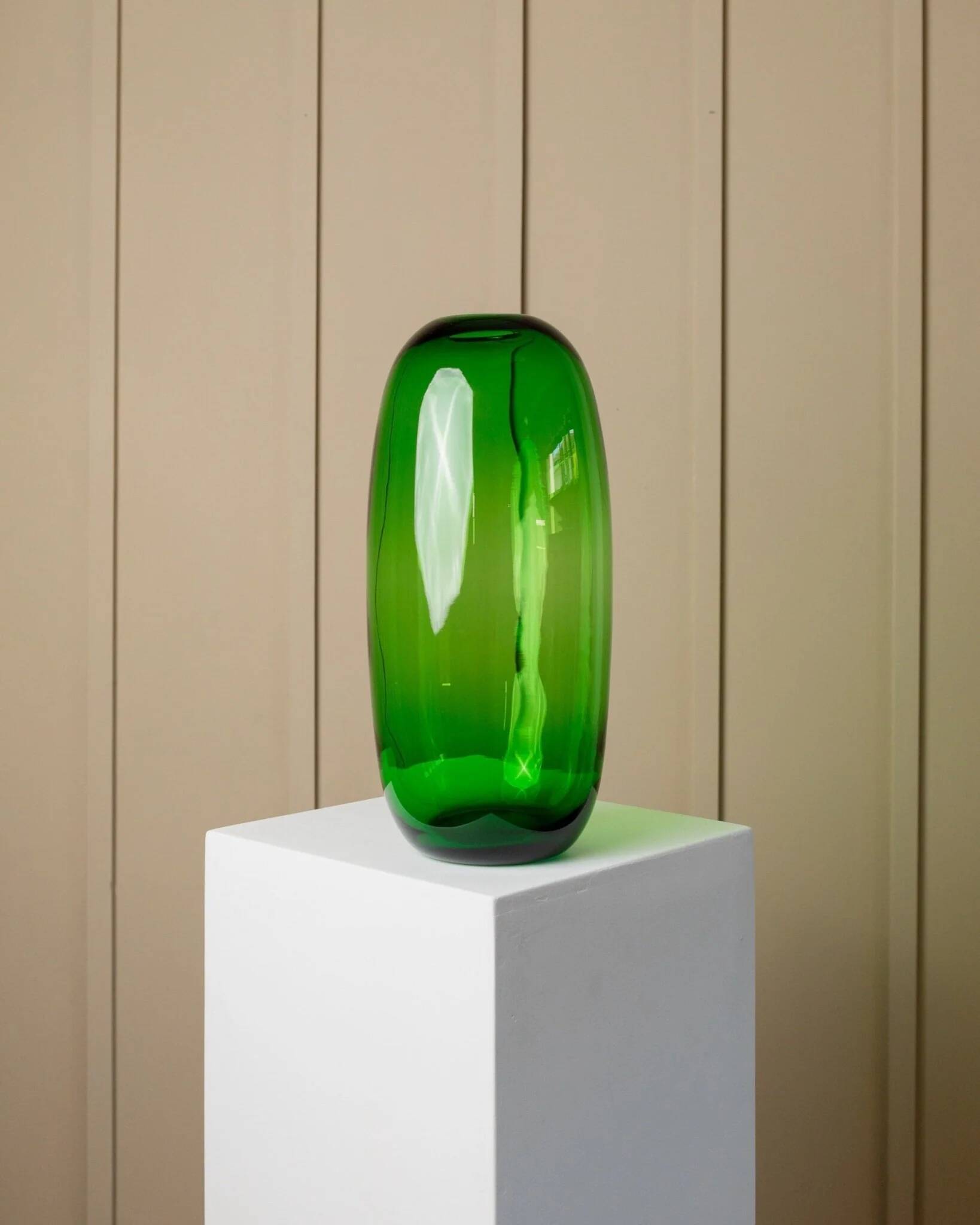 Vase en verre vert vintage XXL, design ovale des années 50 par Maria Vinka pour Ikea (série Stockholm, années 1990)
