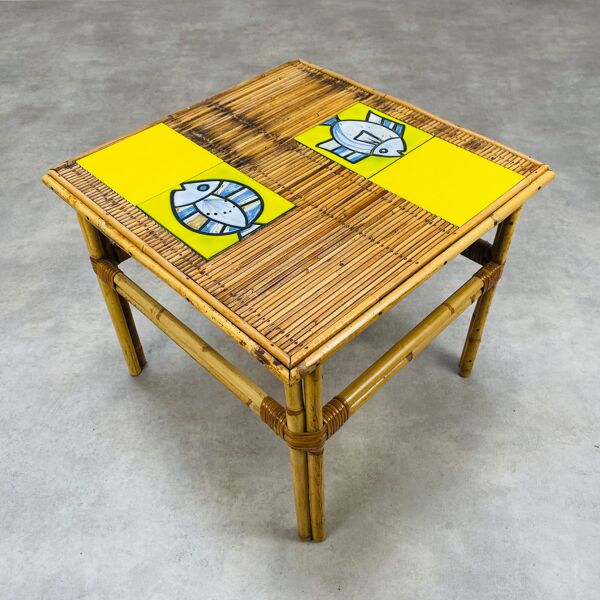 Table basse Roger Capron en céramique et rotin, modèle aux poissons