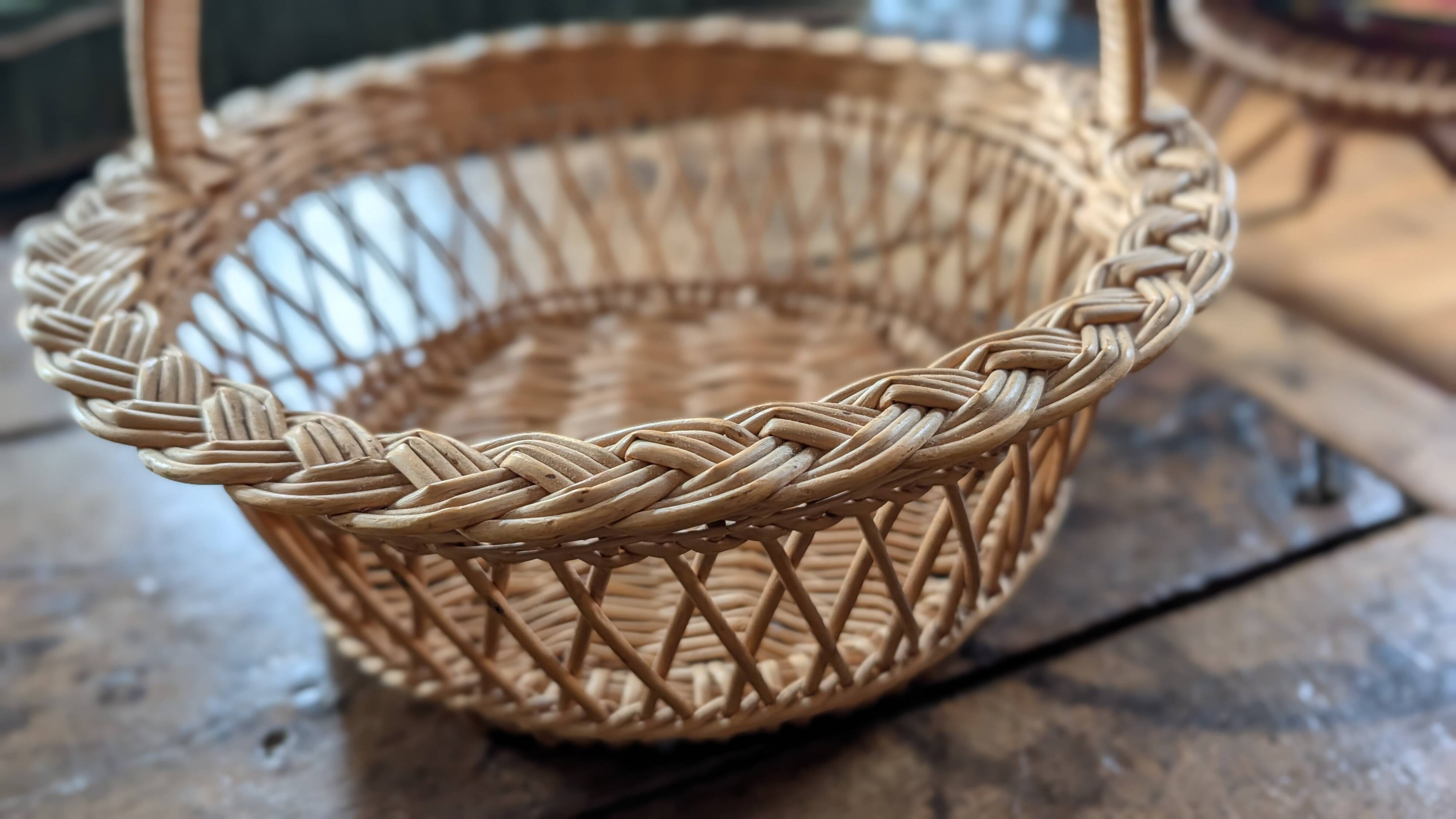 Vintage 1970s woven wicker basket with handle