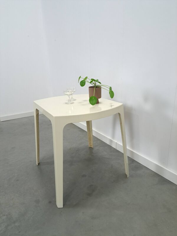 Table de jardin en plastique vintage cassé blanc.