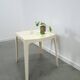 Table de jardin en plastique vintage cassé blanc.