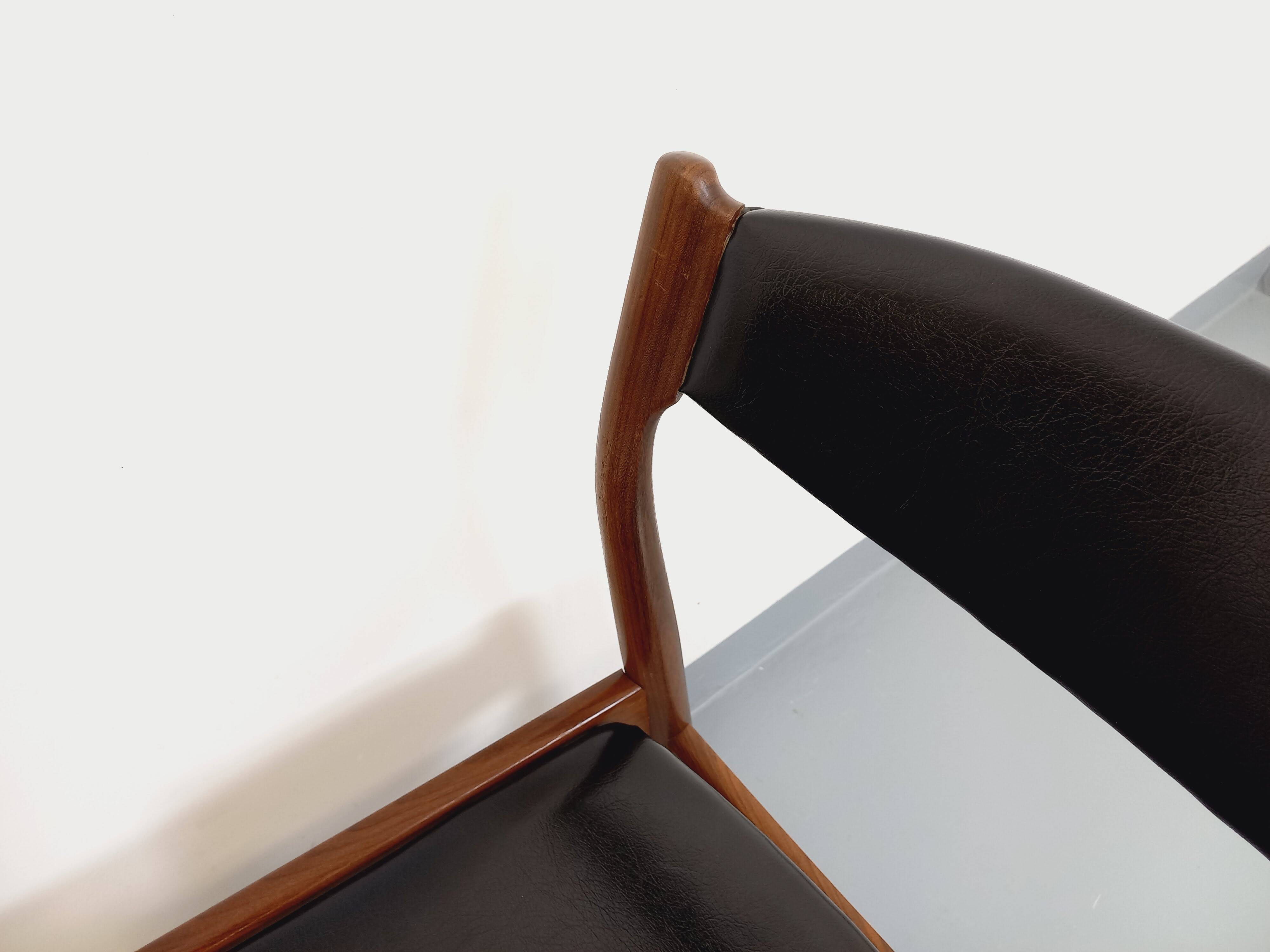 Paire de chaises scandinaves en teck et skaï, années 50-60
