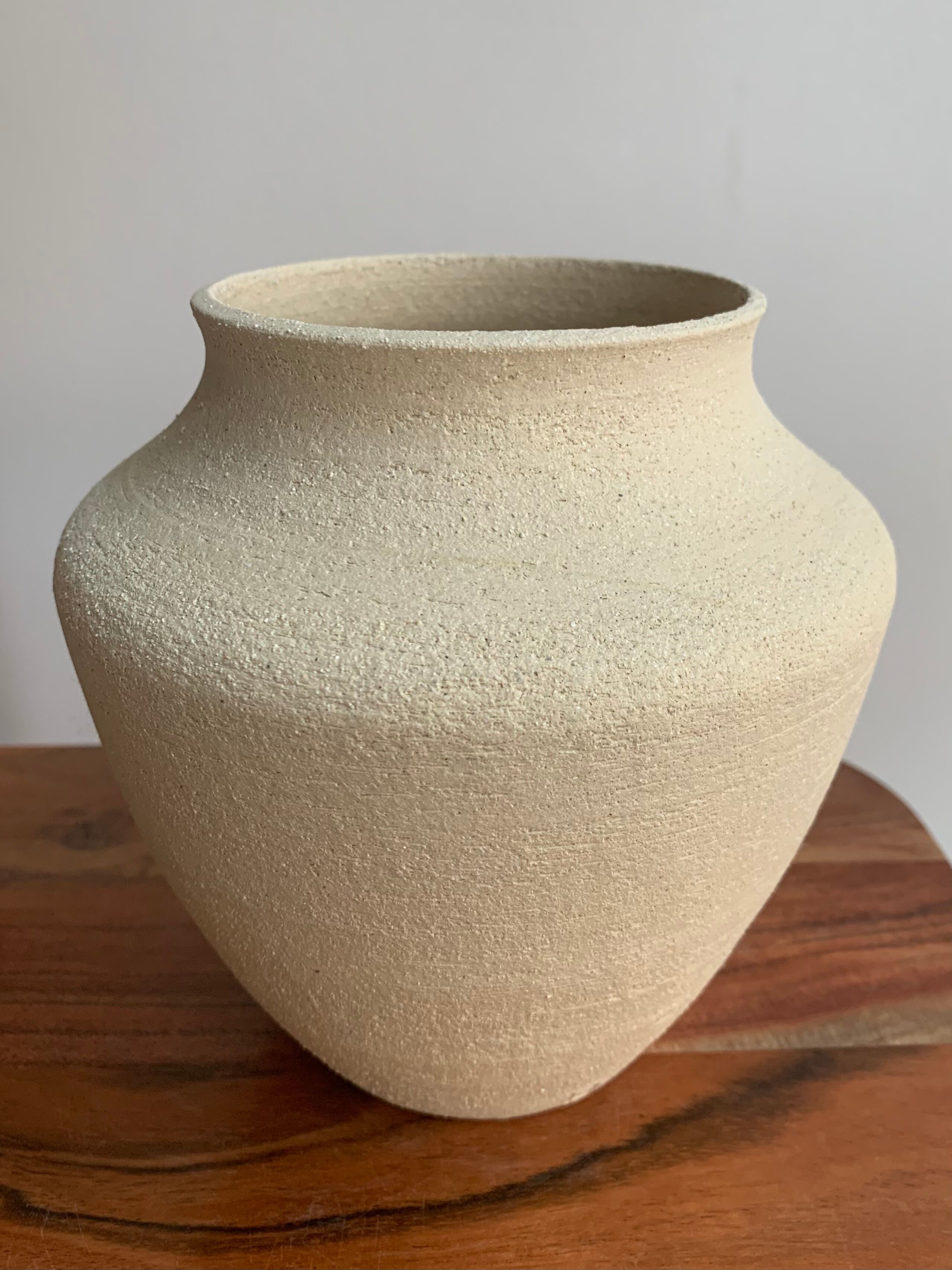 Chamotted white sandstone vase