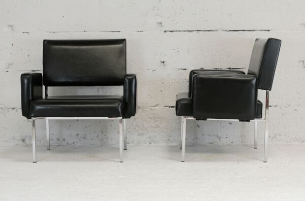 Paire de fauteuils piètement inox, simili-cuir noir, France, circa 1970