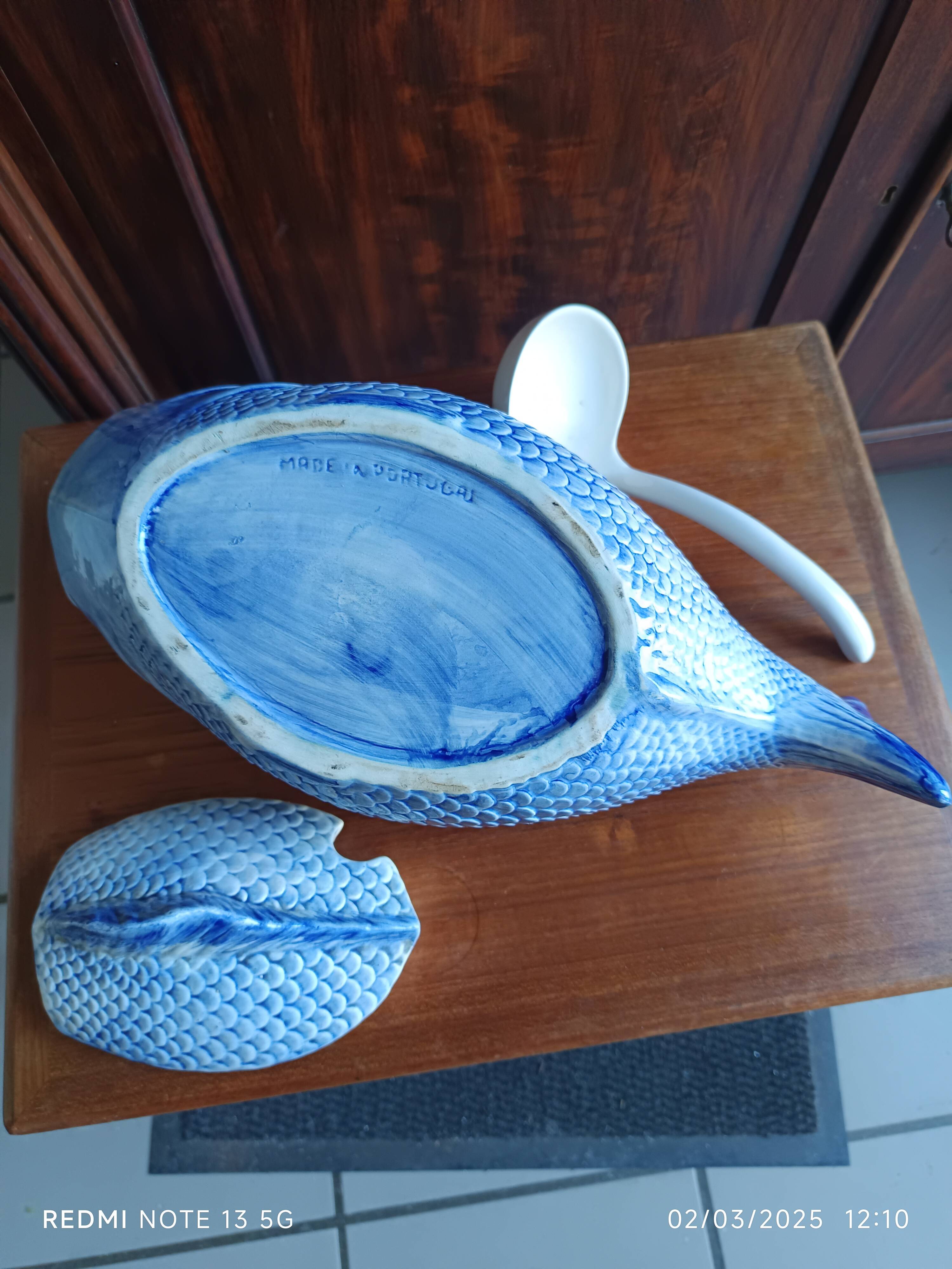 Fish-shaped slip tureen