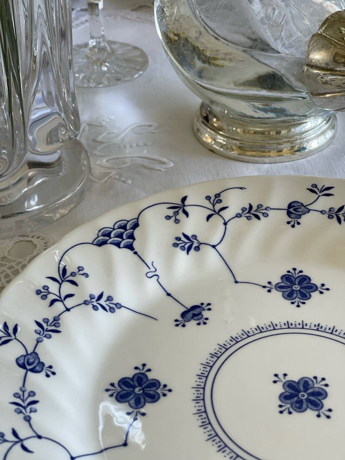 8 English dinner plates