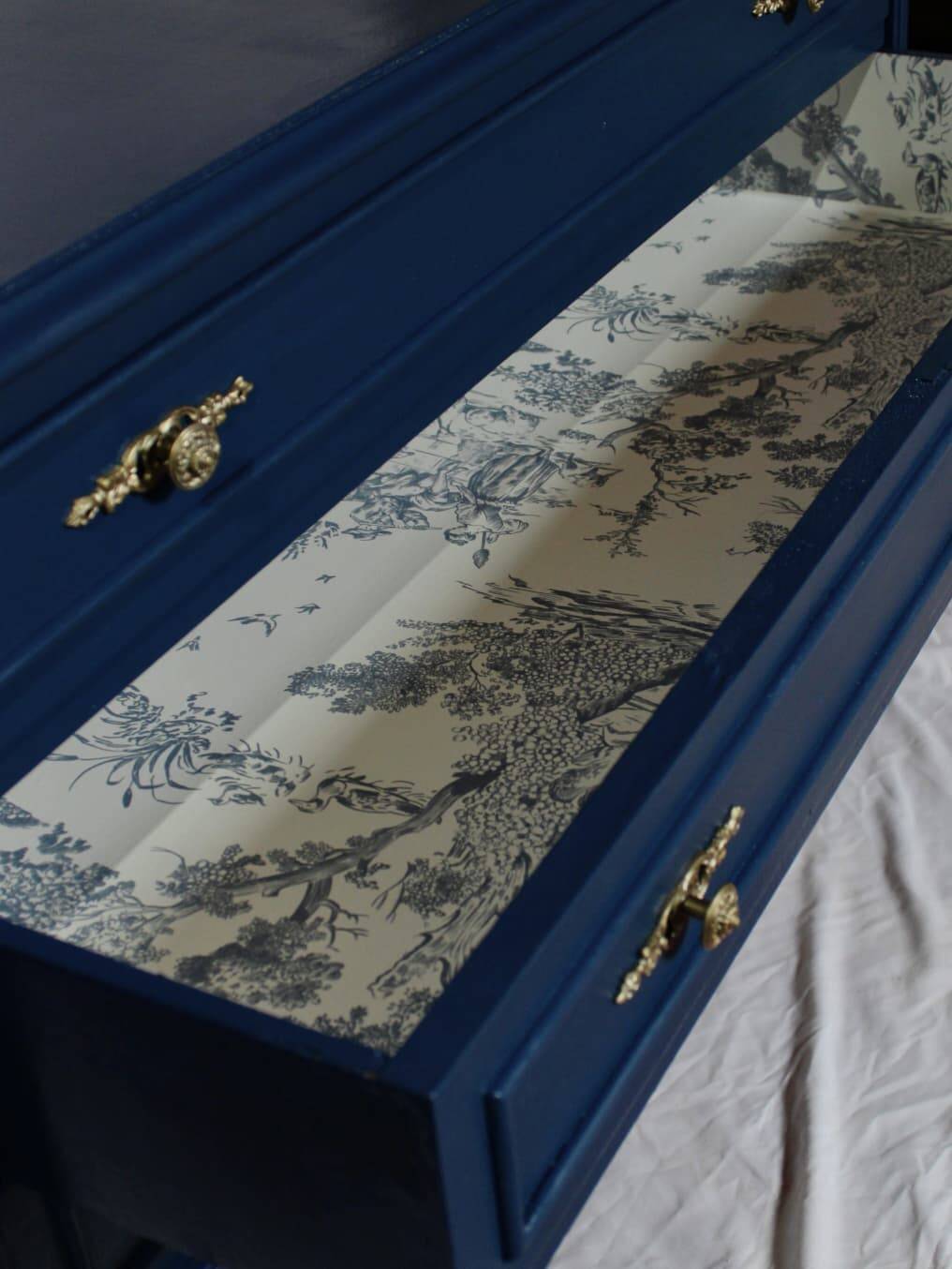 Commode vintage restaurée en bleu marine, style Louis XVI.