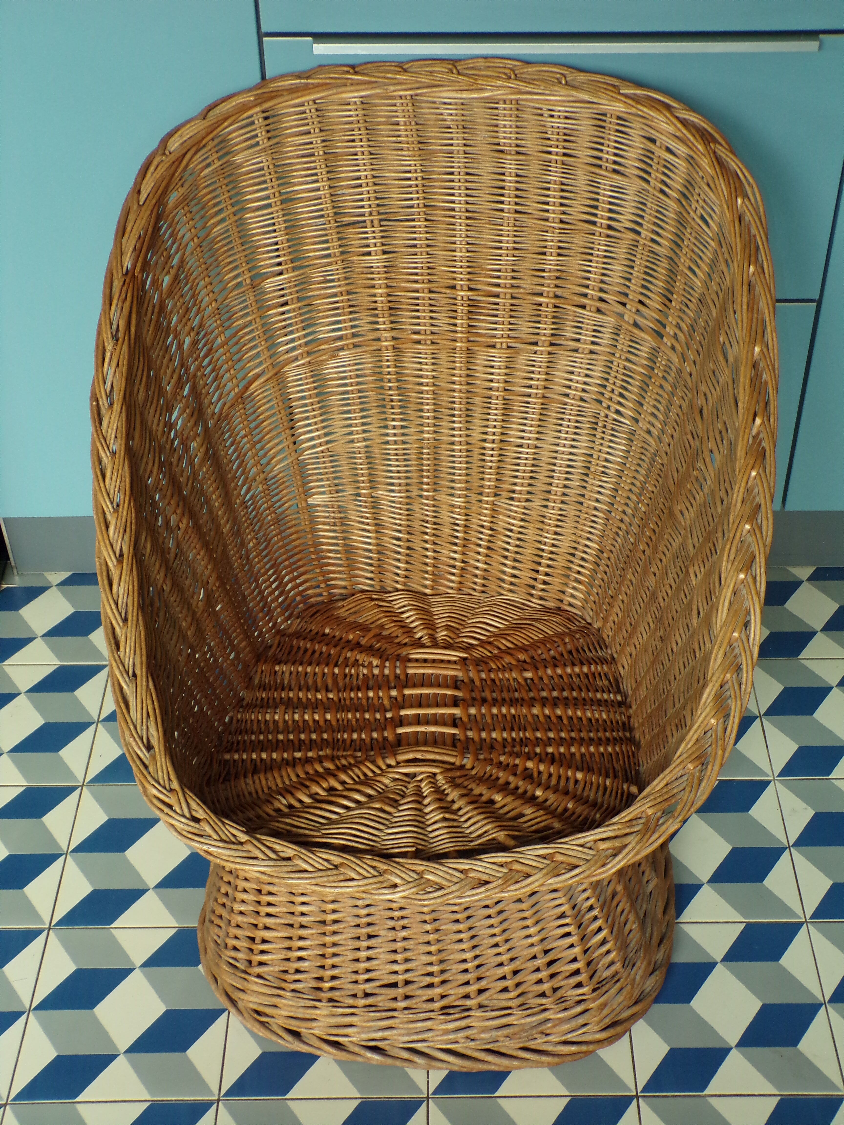 Vintage rattan basket warmer