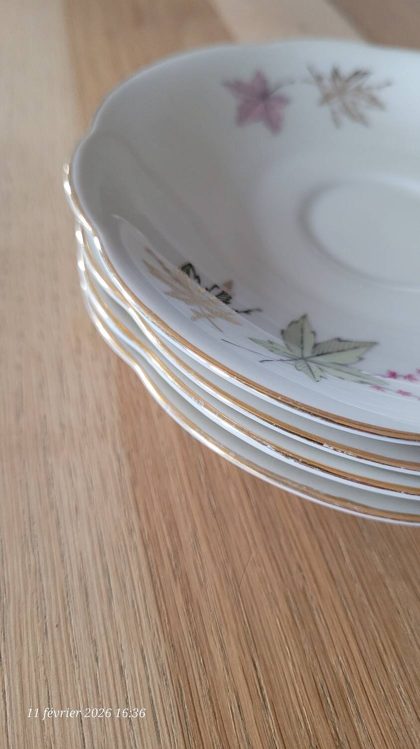 4 cups and saucers made of fine porcelain from Bavaria.