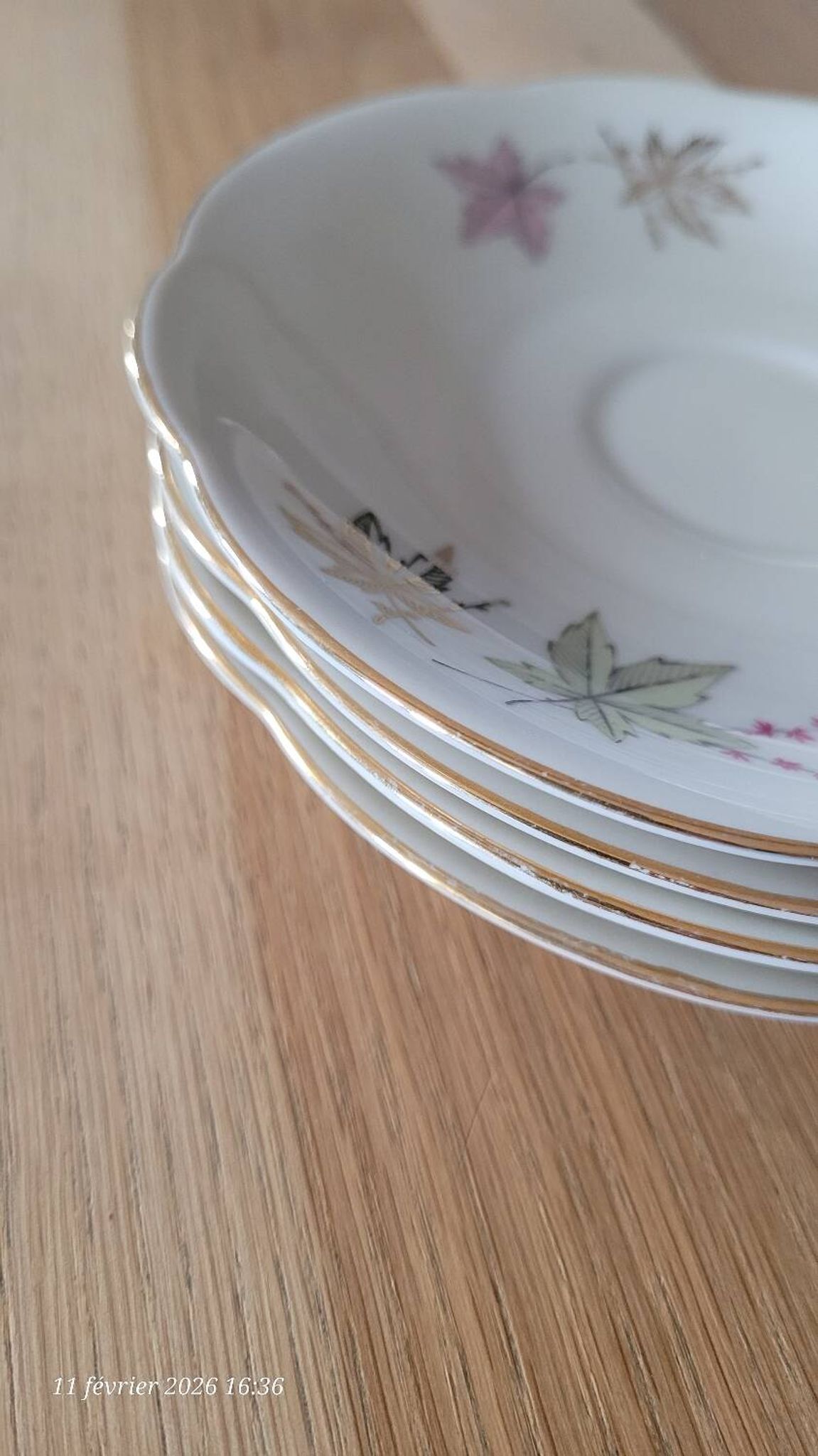 4 cups and saucers made of fine porcelain from Bavaria.