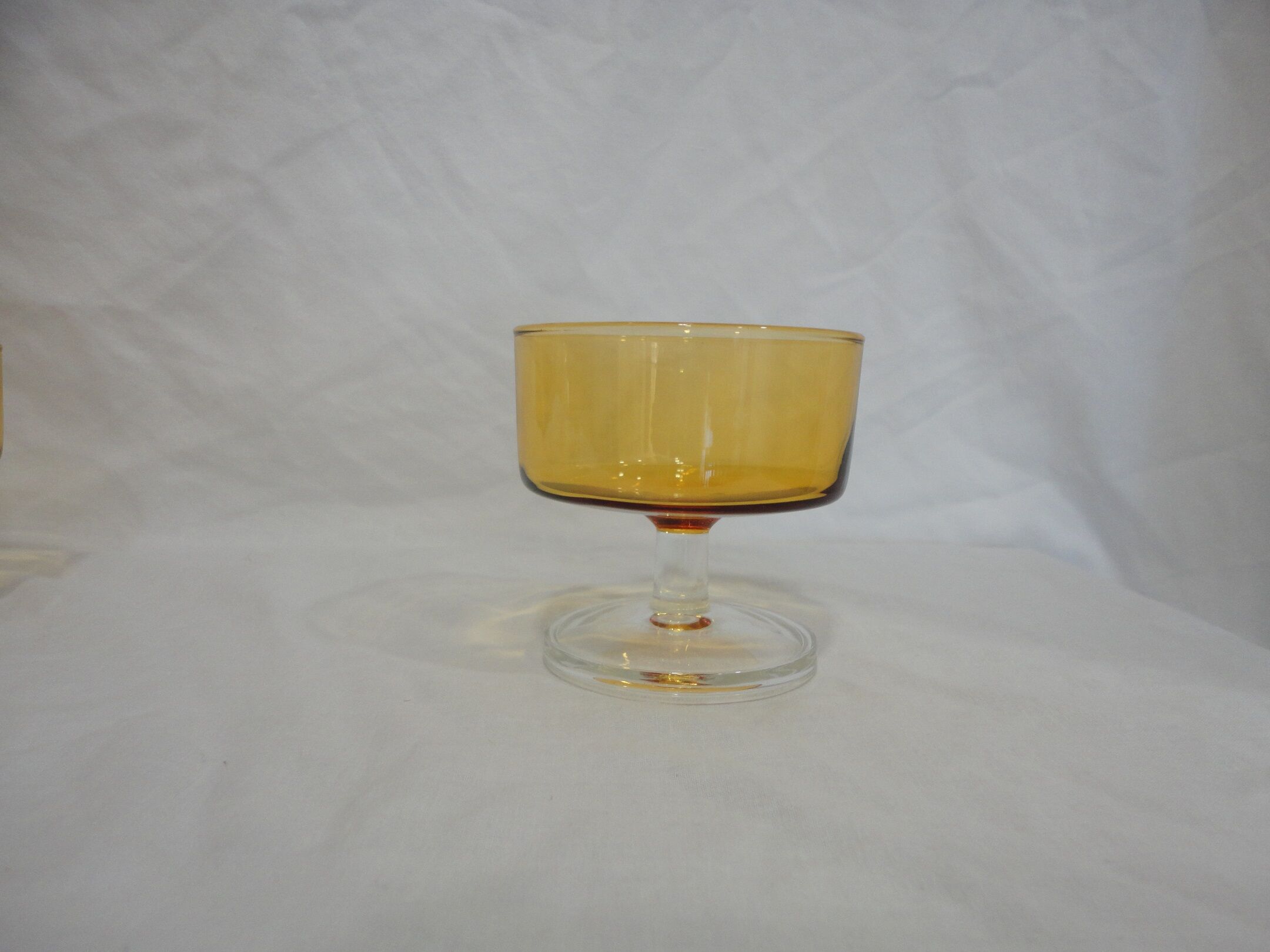 Lot de coupes vintage en verre jaune