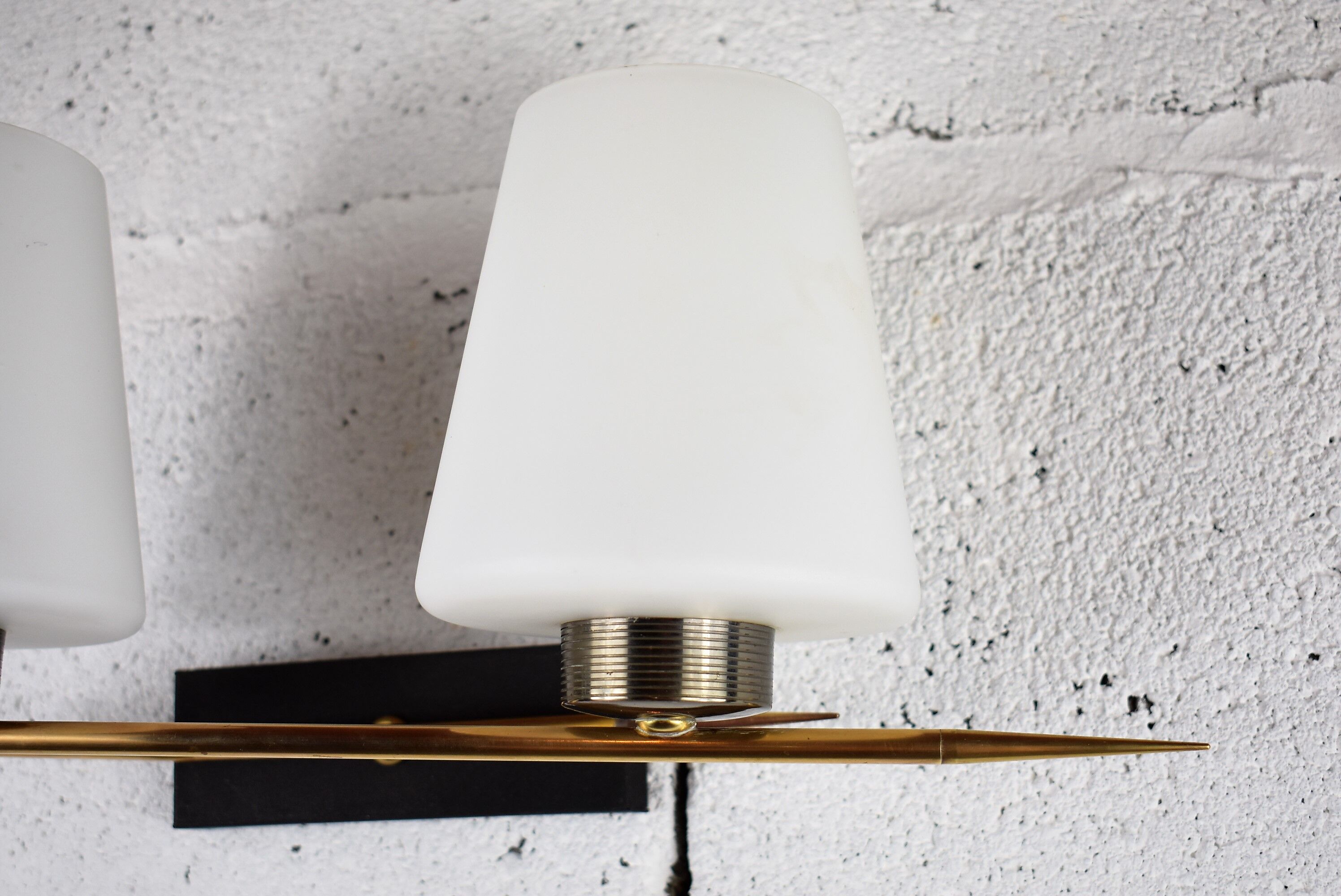 Apply Arlus white glass