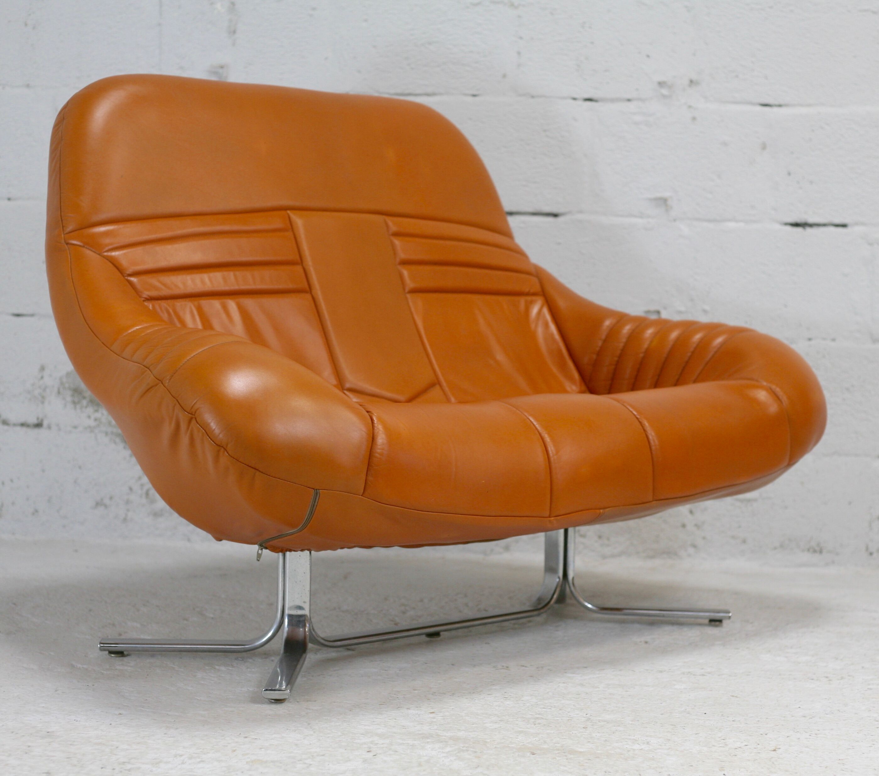 Sofa "space age". Leather, fiberglass, foam, steel. Circa 1970. Orange.