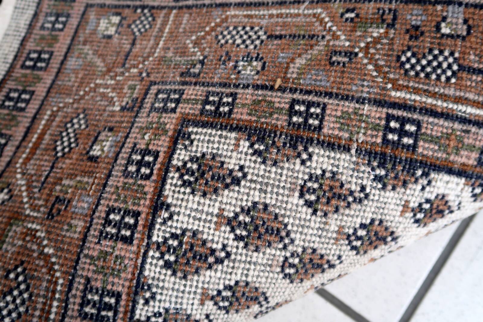 Tapis vintage indien Seraband fait main en laine – 73 x 140 cm – 1970s