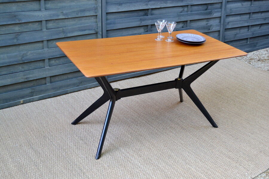 Dining table by E-gum