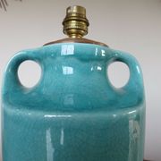 Lampe " amphore " en céramique craquelée turquoise, numérotée années 50 60