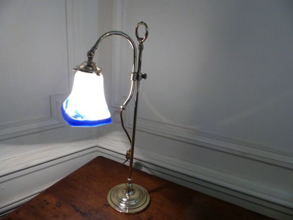Lampe de bureau ou salon en laiton poli  XXème siècle pâte de verre signé LOTI Nancy