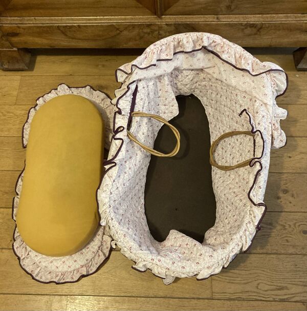 Berceau couffin en rotin osier années 1960 avec matelas et voilages