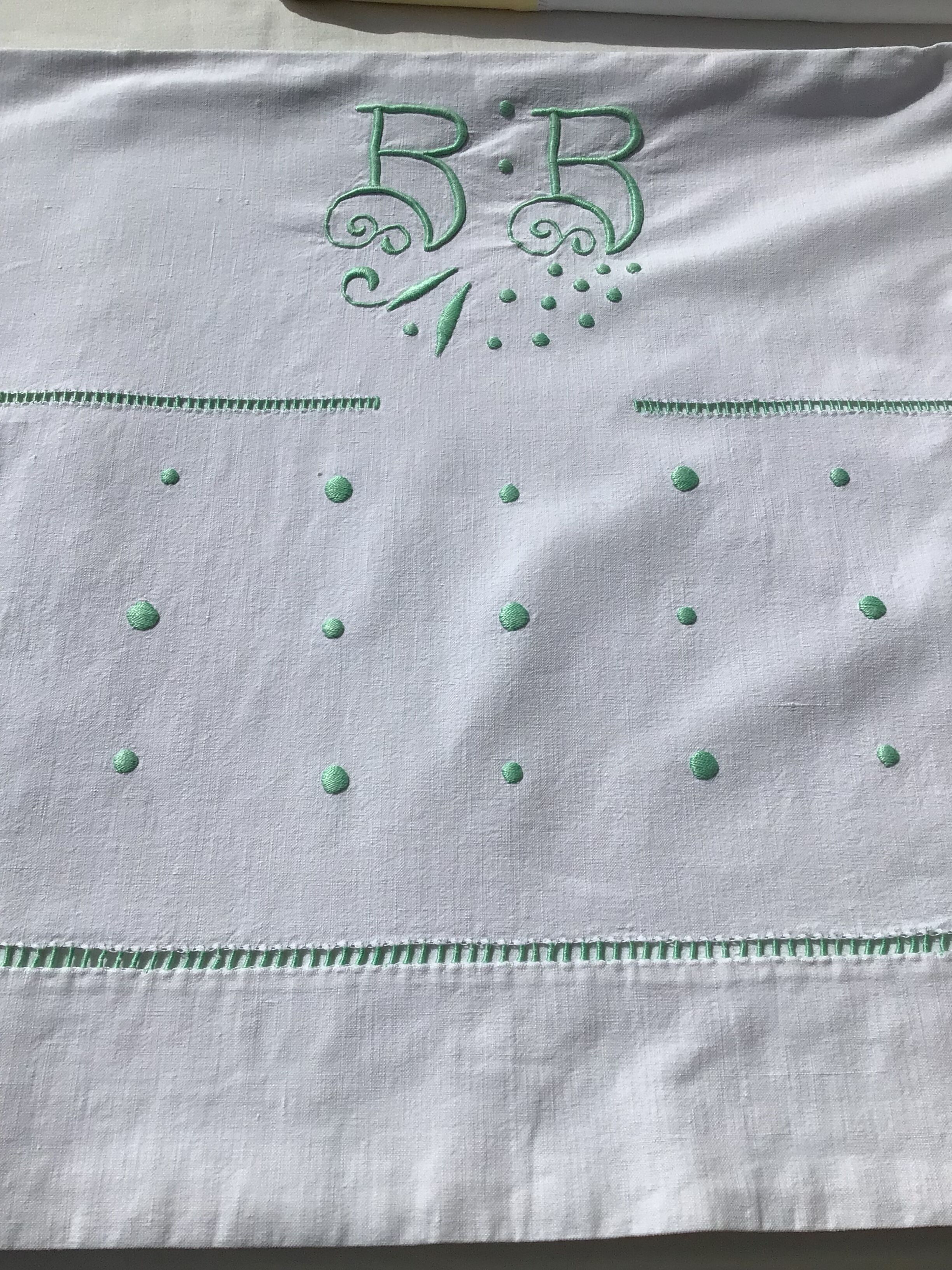 Drap 2 places brodé BB, pastilles, double jour échelle couleur vert clair