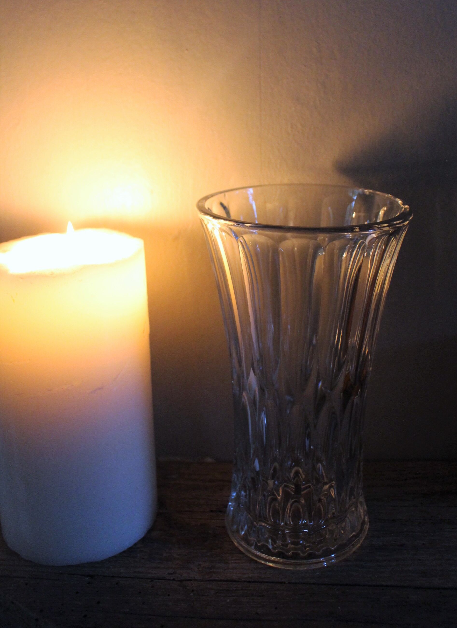 Medium vase structured chiseled transparent glass
