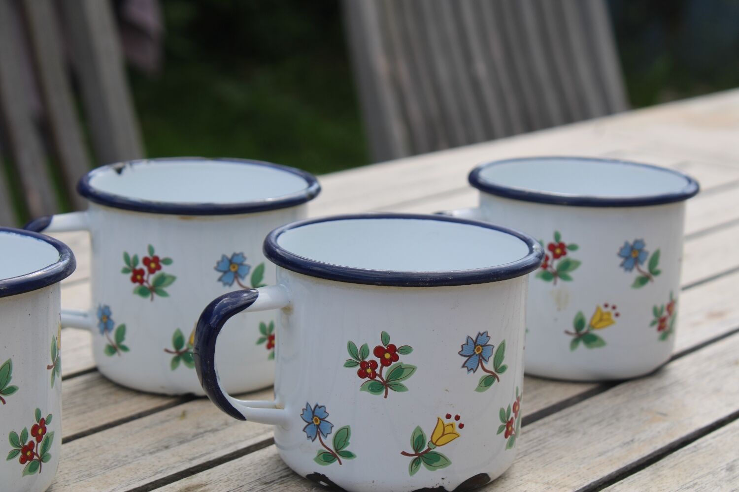 Enamelled sheet metal cups