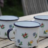 Tasses en tôle émaillée