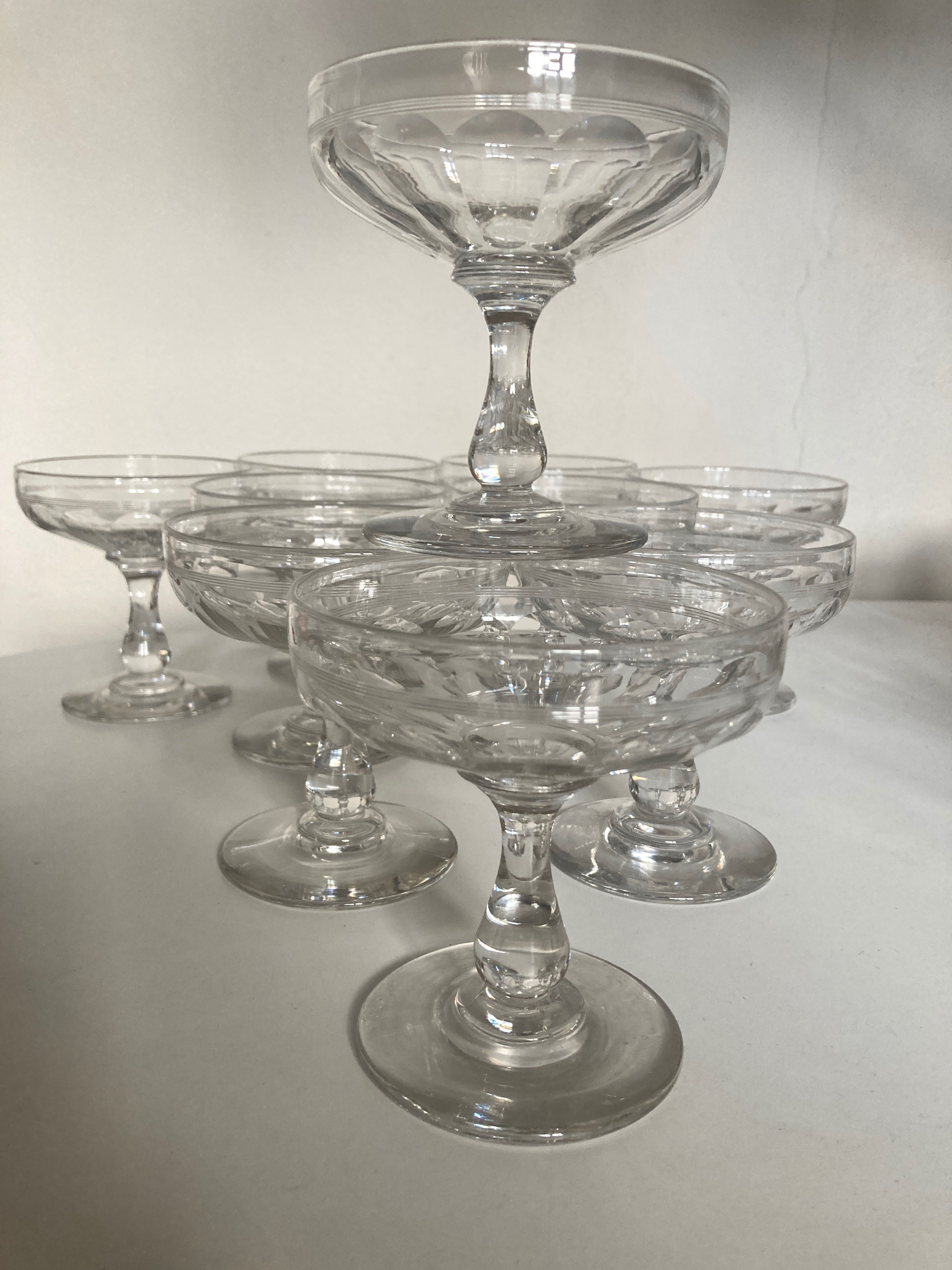 Set of 10 glasses of champagne 1870 in crystal ringing with flat ribs