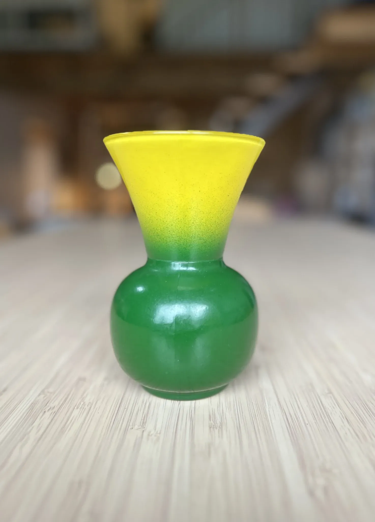 Small powdered glass vase with a yellow and green gradient from the 1950s (film "Le Grand Chemin")