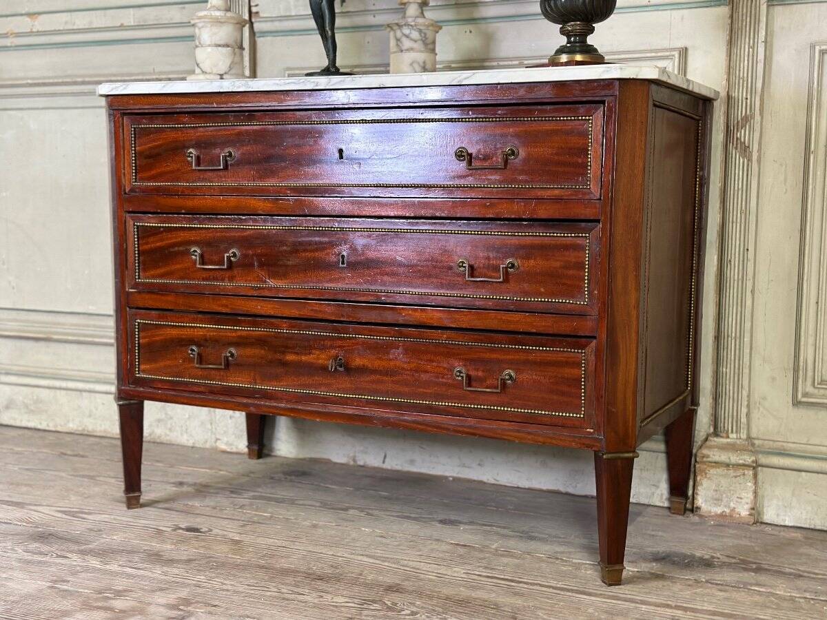 Louis XVI commode in mahogany with brass beading, arabescato marble top, 18th century