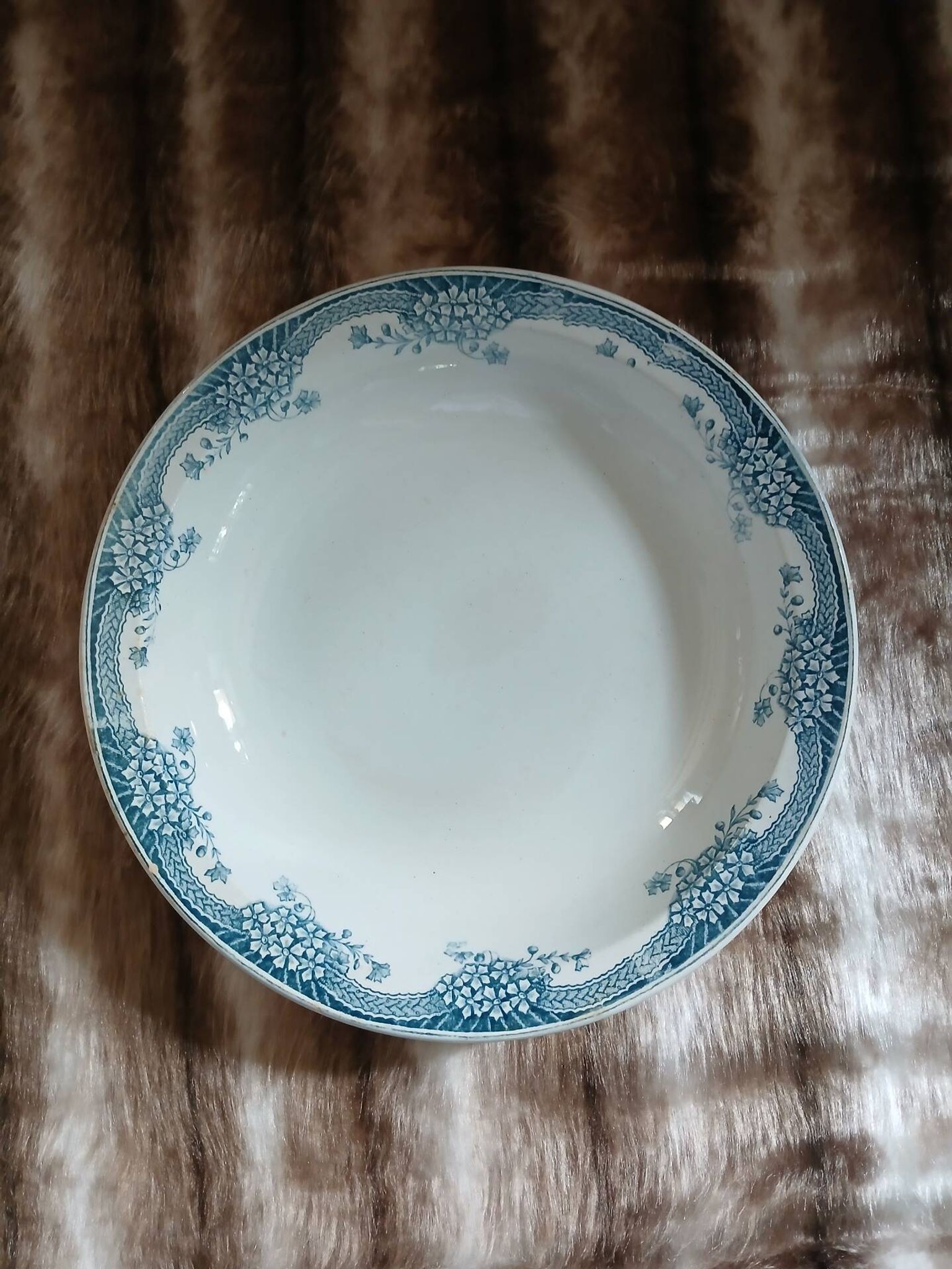 Grand plat ancien en terre de fer