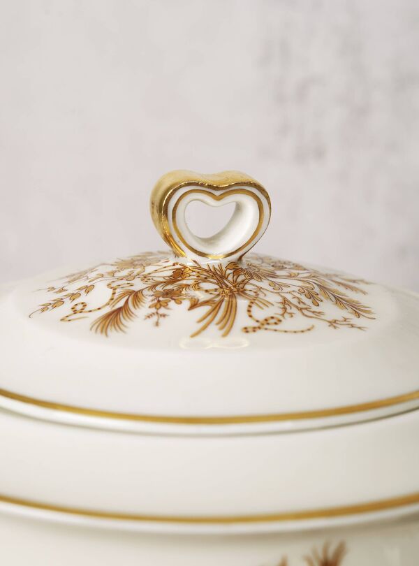 Service de thé en porcelaine de Théodore Haviland, motifs dorés.