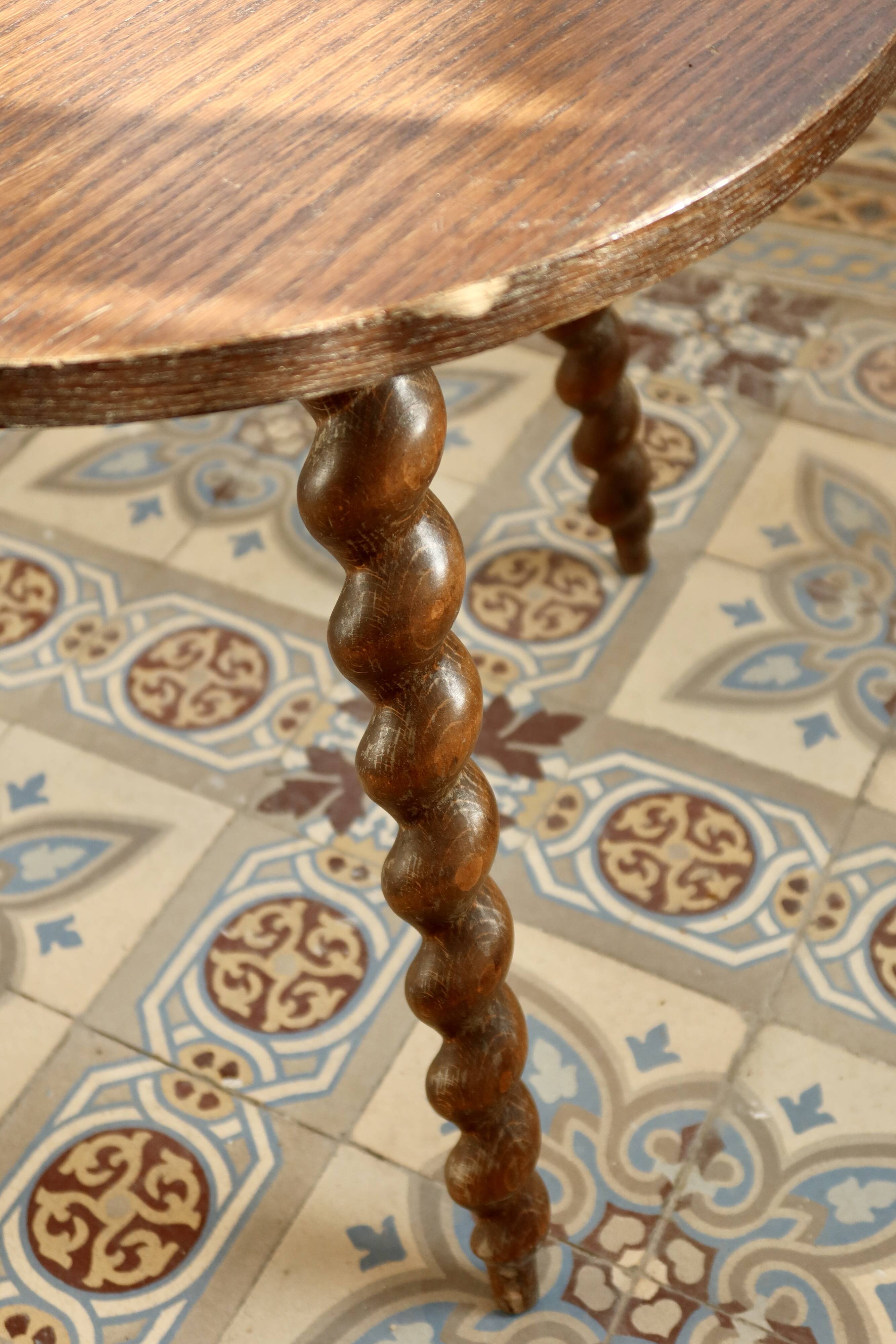 Vintage circular side table in wood with turned legs.