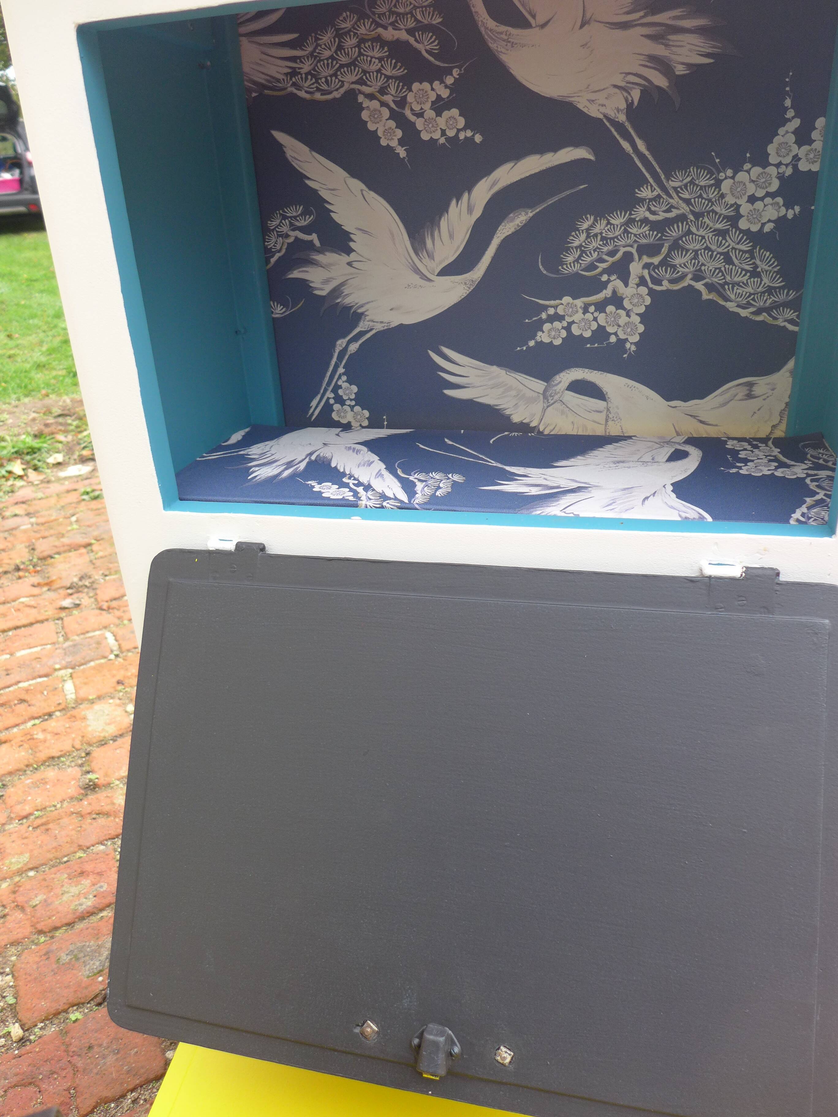 Renovated buffet in Mondrian colors