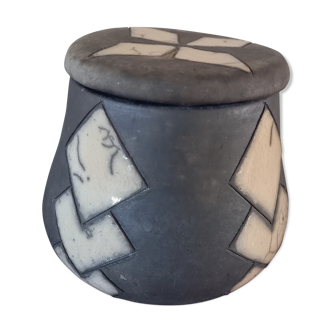 Pot couvert Art Deco signé