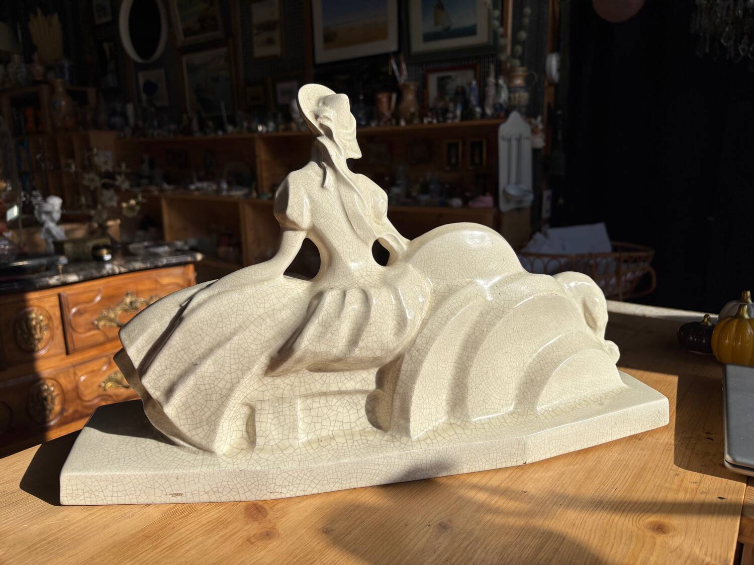 Grande sculpture Art Déco signée Lejan – Dame au lévrier